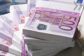 Money_-_euro_banknotes_50_eur-wide_video